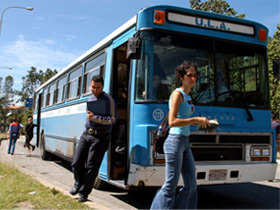 Esta imagen muestra el servicios de transporte de la universidad